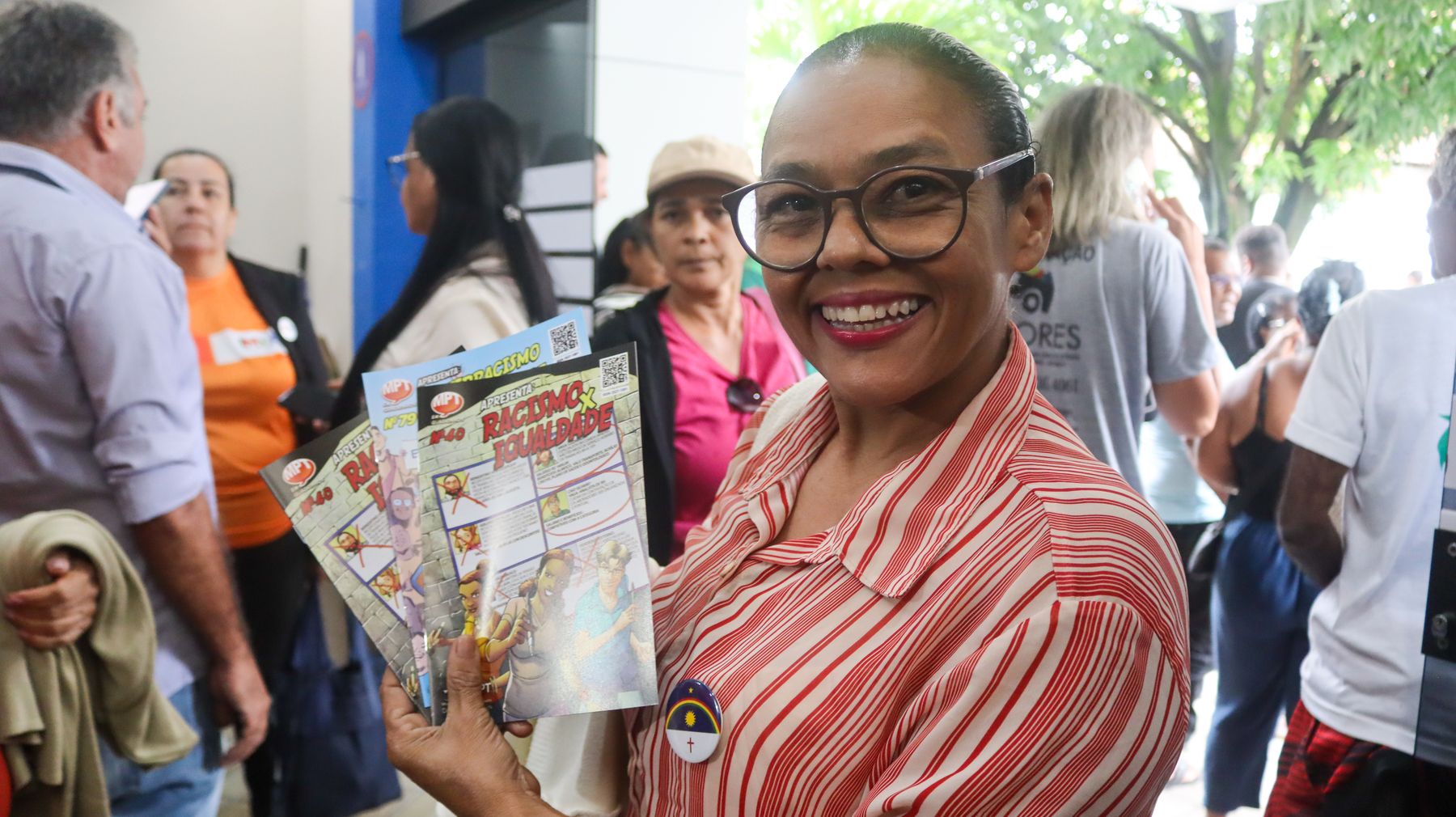 Catadora mostra a cartilha distribuída no encontro