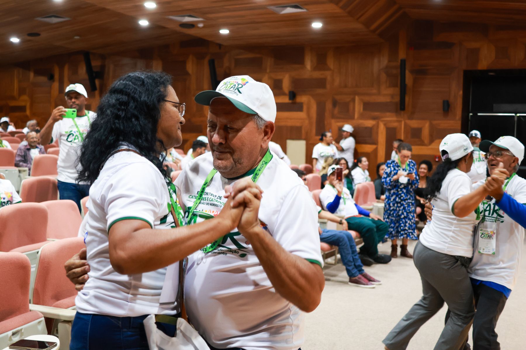 Catadoras e catadores dançam na programação cultural do encontro