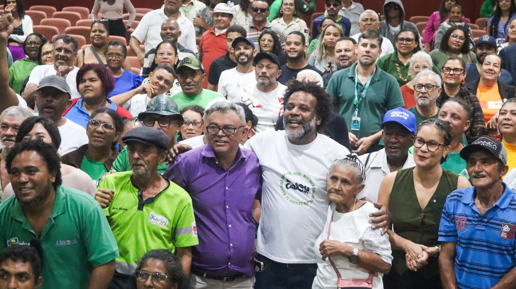Catadoras e catadores do CATAR Nordeste reunidos, sorrindo, com punhos erguidos