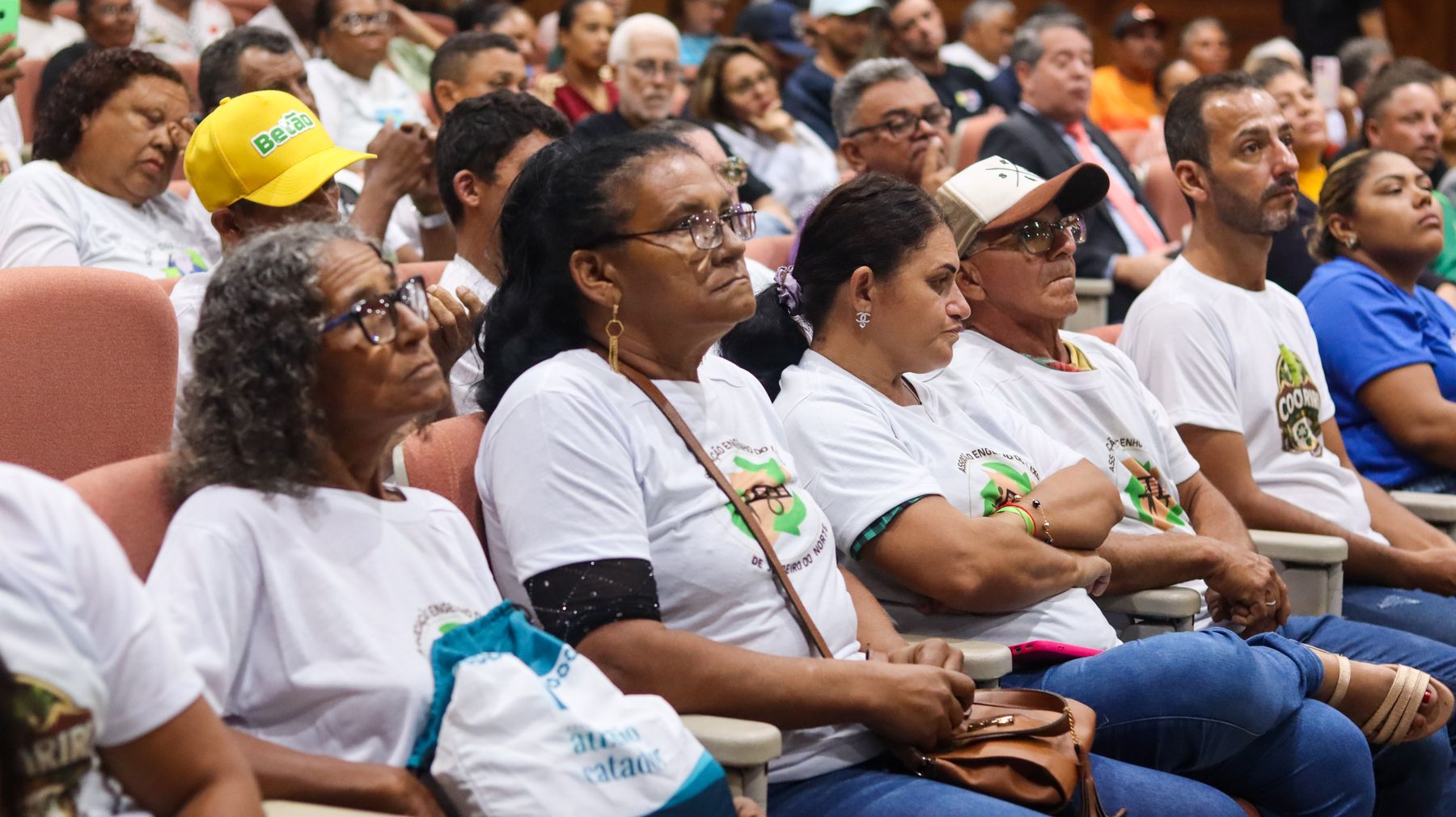 Catadoras na plateia acompanham os debates
