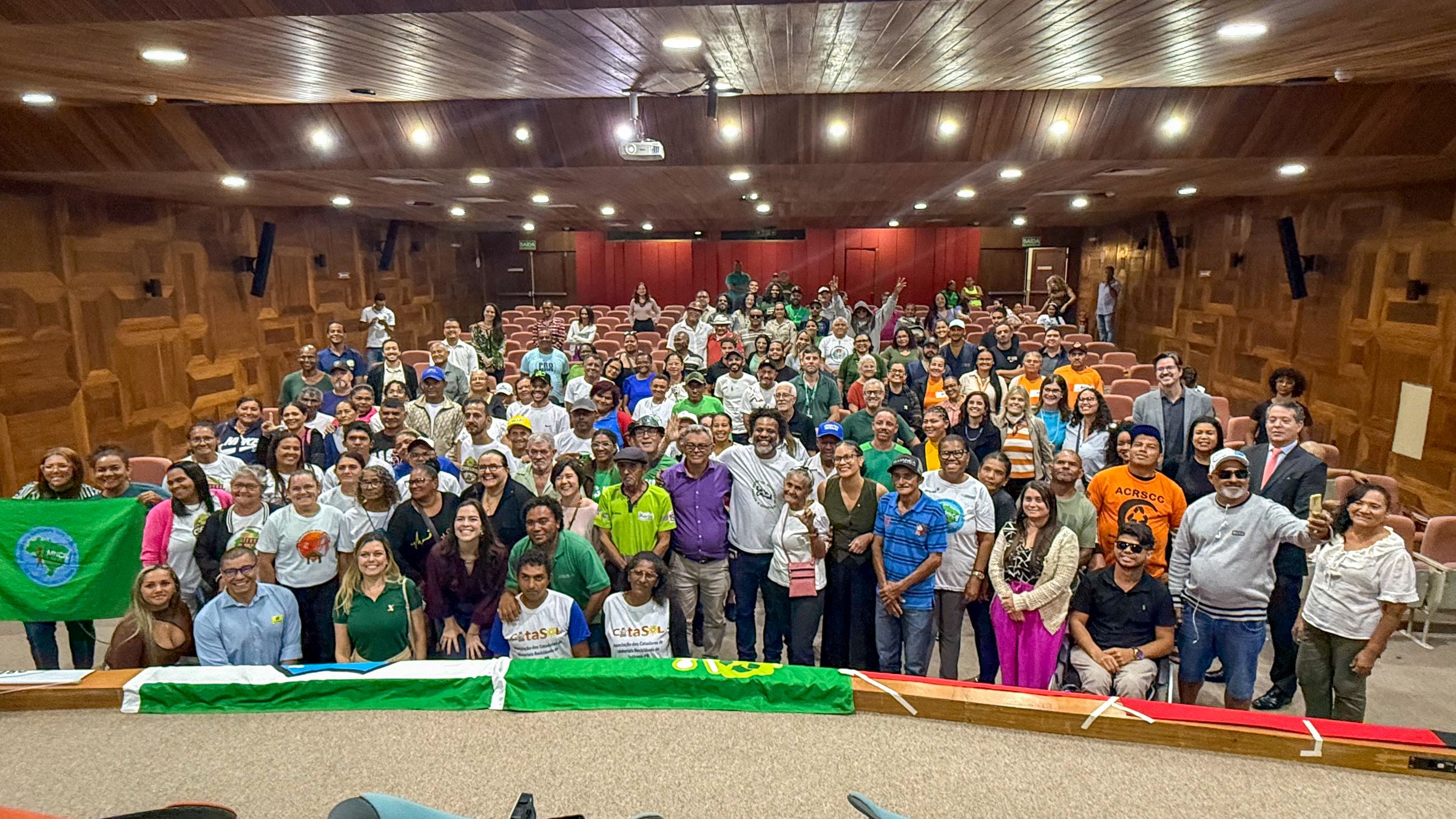 Auditório do SEBRAE Pernambuco lotado de catadoras e catadores no CATAR Nordeste, em Recife