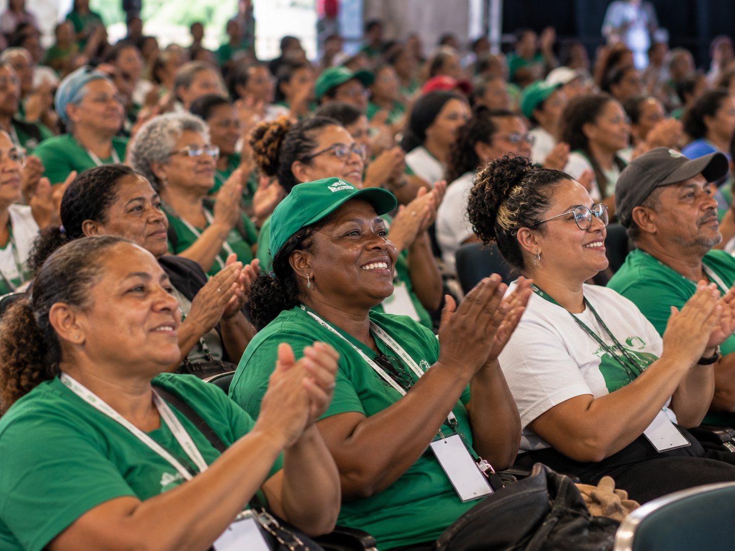 Catadoras na plateia do encontro