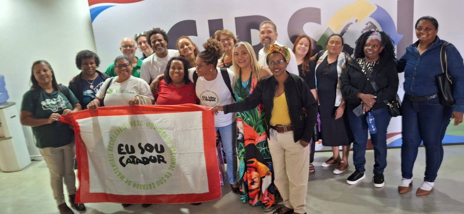 Catadoras, catadores e lideranças com a bandeira Eu Sou Catador