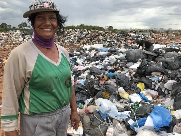 Catadora sorridente em um lixão