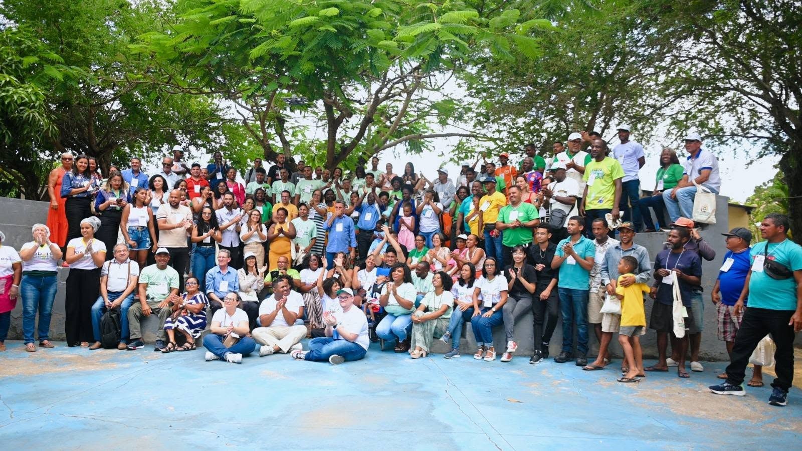 Grande grupo de catadoras, catadores e parceiros reunidos ao ar livre