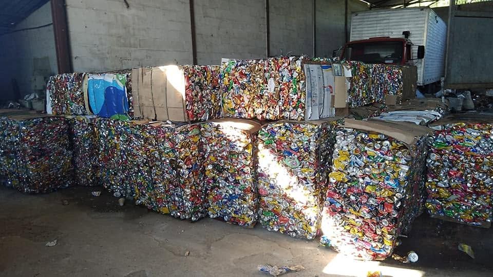 Fardos coloridos de latas de alumínio prensadas