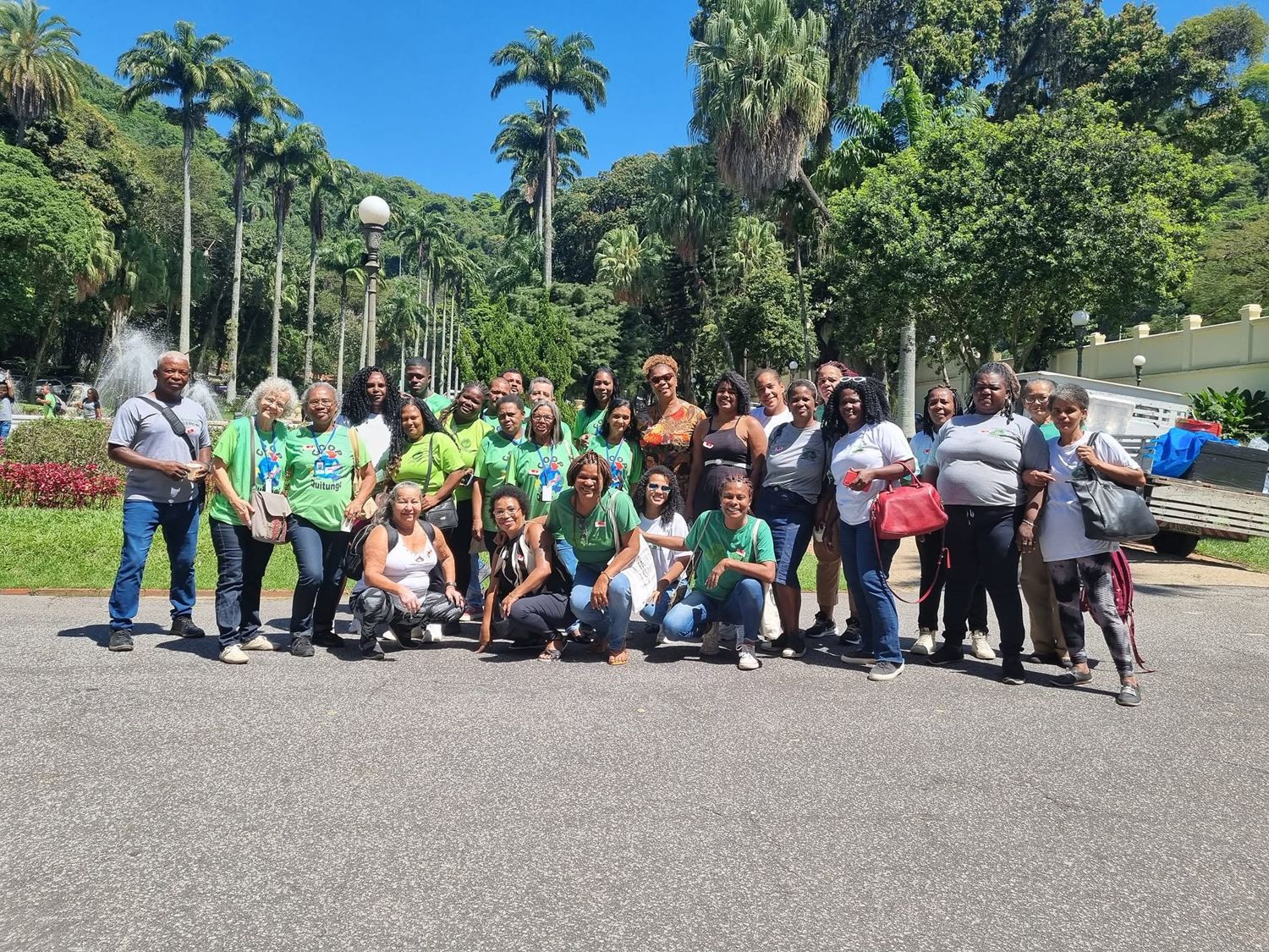 Catadoras e catadores reunidos em jardim no Rio de Janeiro