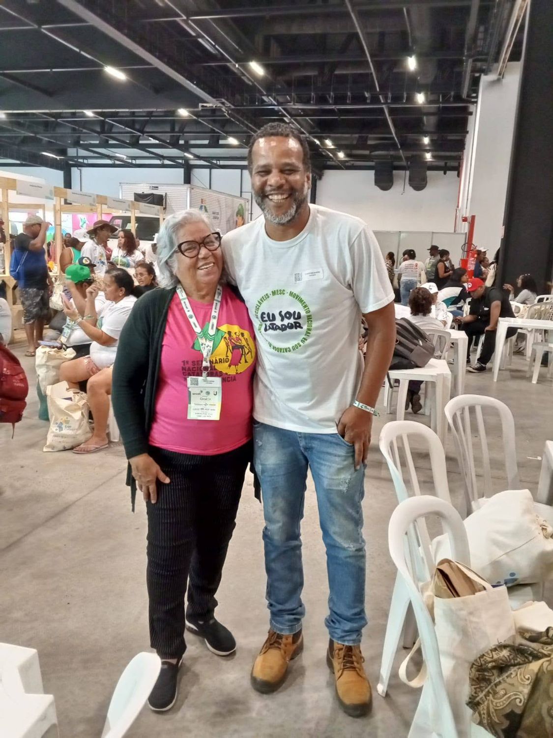 Tião Santos abraçado a catadora em seminário nacional