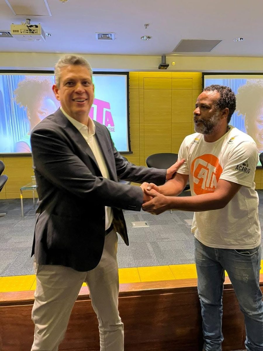 Tião Santos cumprimenta representante do governo federal em evento