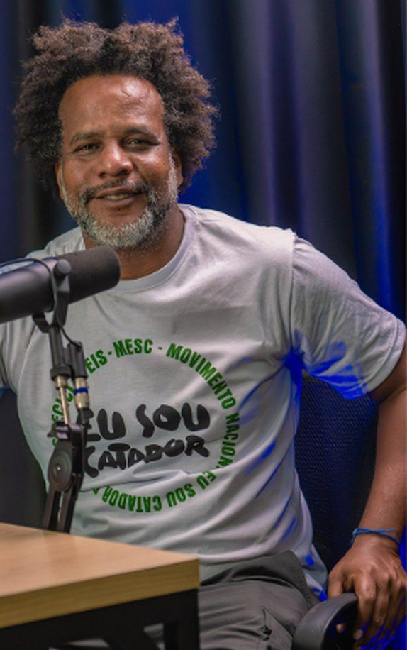 Tião Santos, fundador do MESC, sorrindo com a camiseta Eu Sou Catador