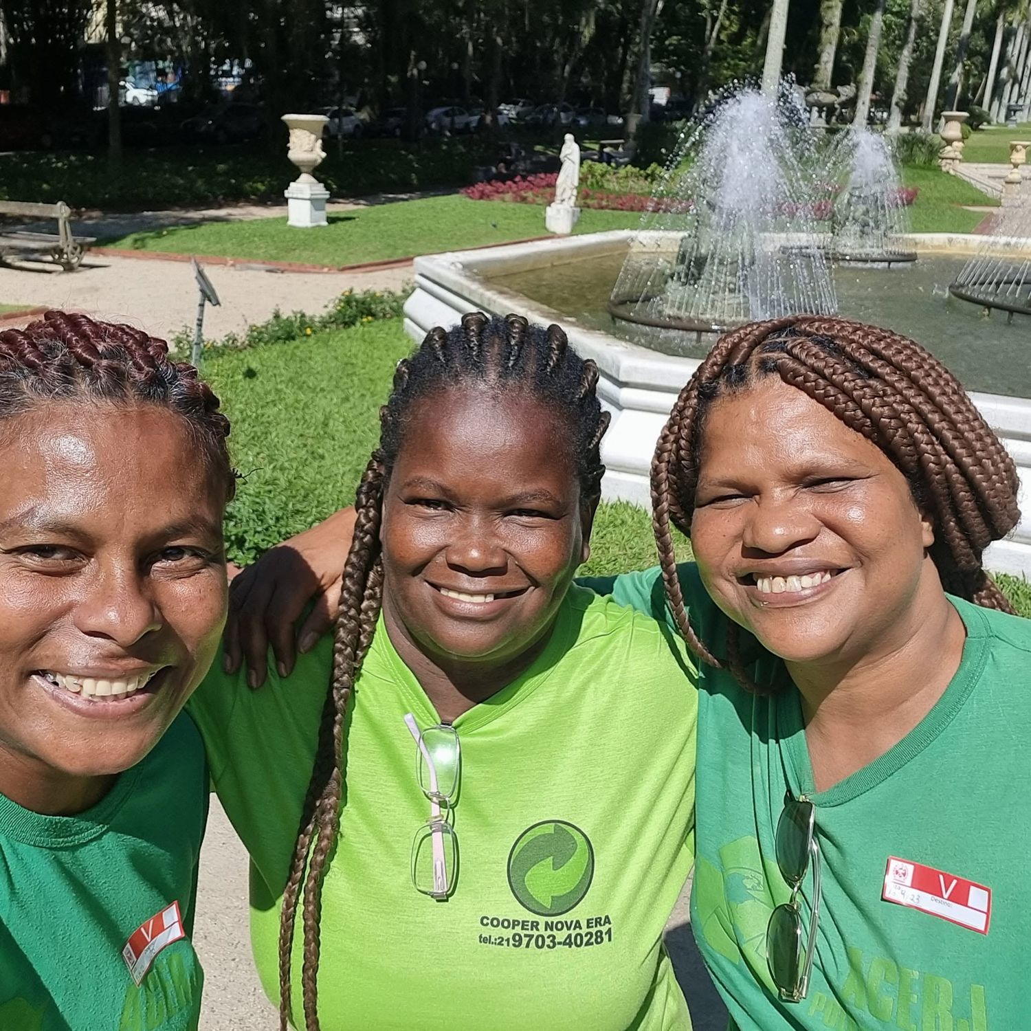 Três catadoras de cooperativas sorrindo juntas