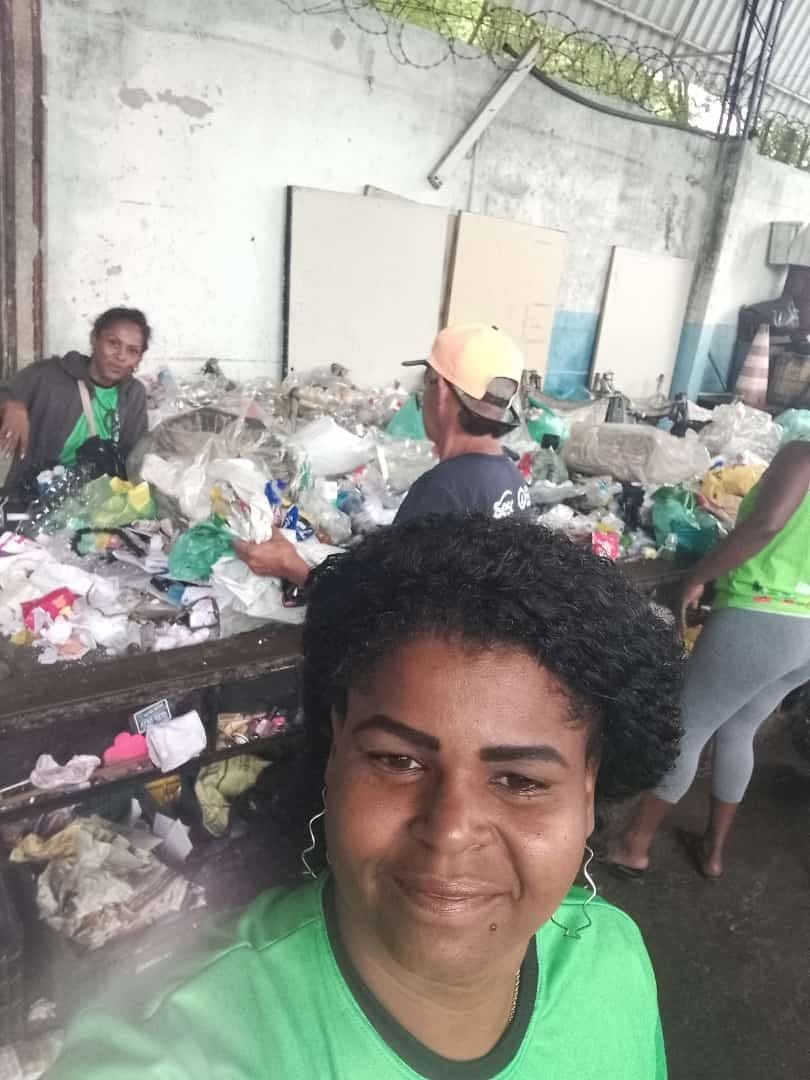 Catadora na mesa de triagem de uma cooperativa